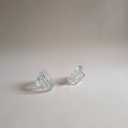 Paire de bougeoirs en verre ciselé, pied octogonal
