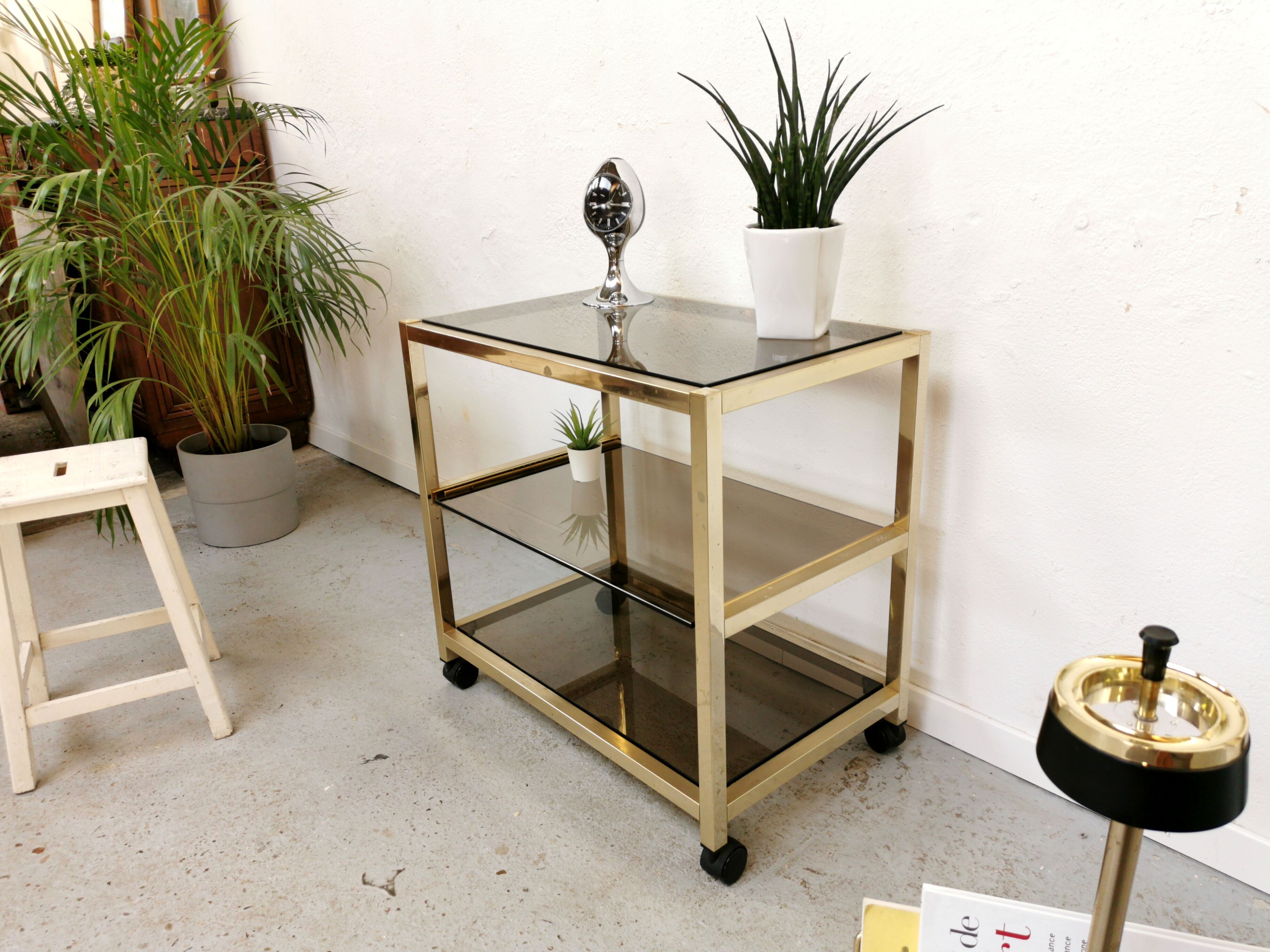 Serving table in brass and glass