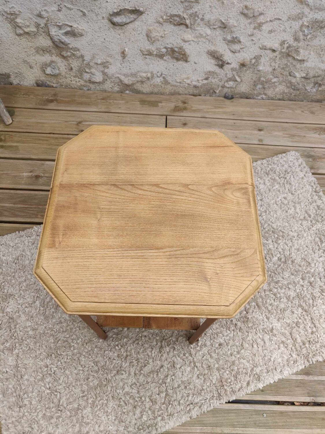 Pedestal table