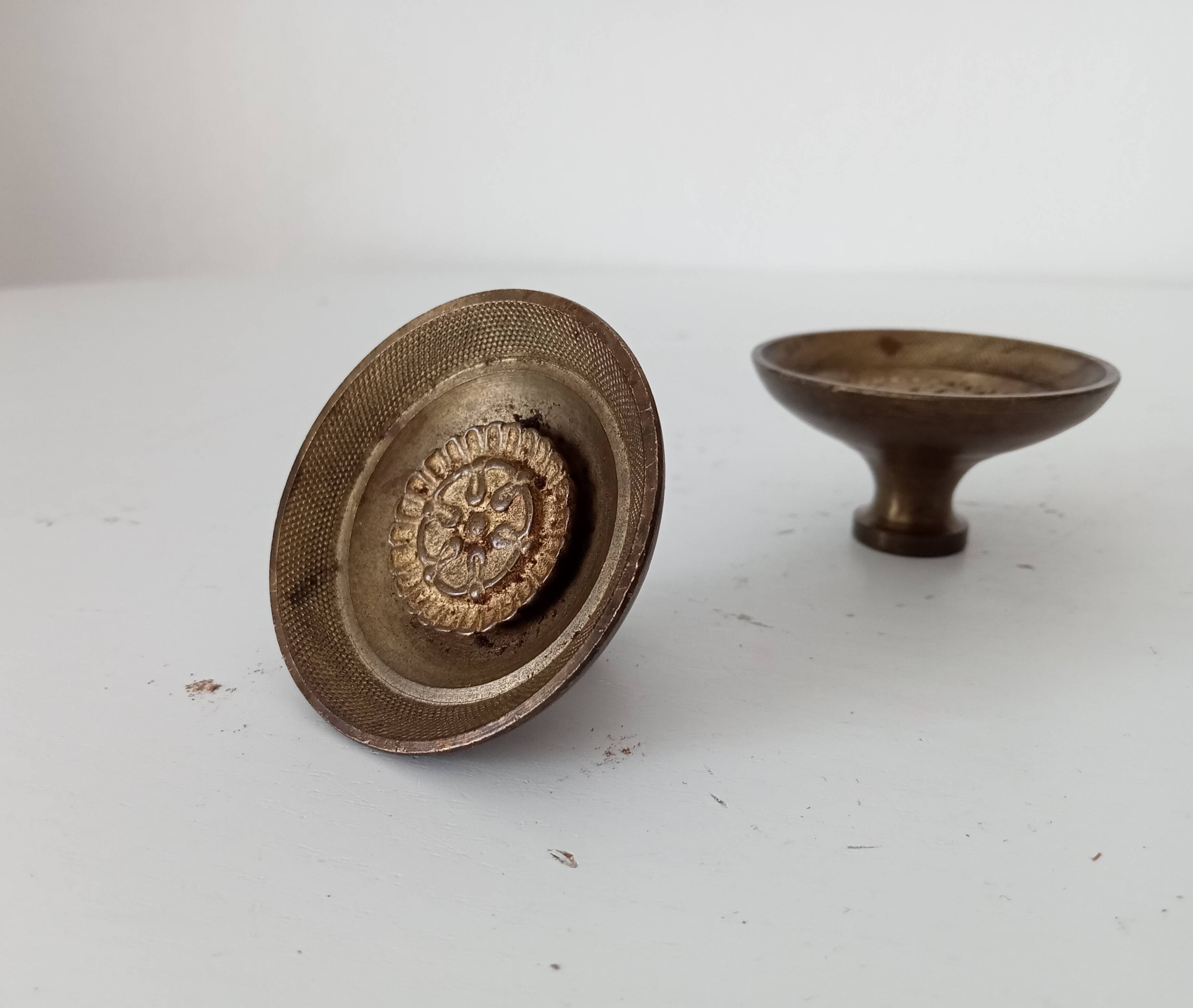 Pair of antique Empire furniture knobs from the 19th century in solid bronze.