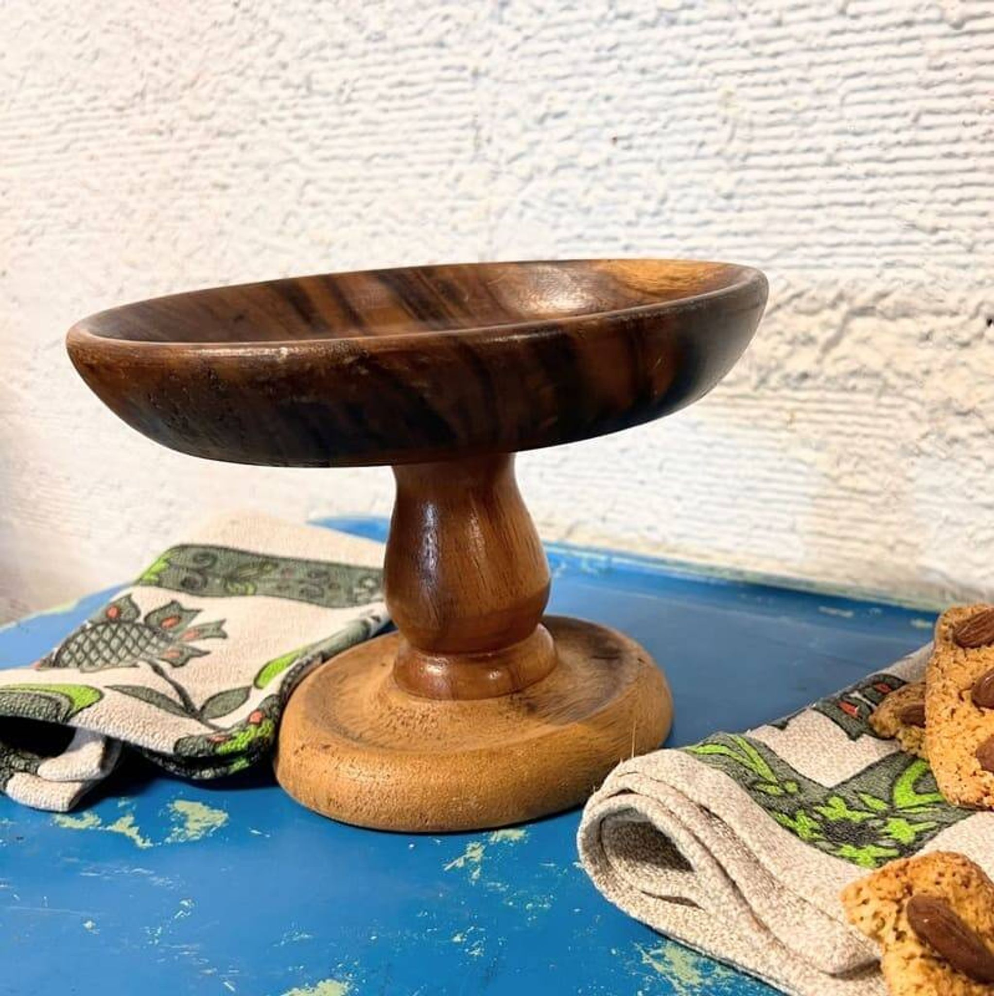 Standing wooden bowl