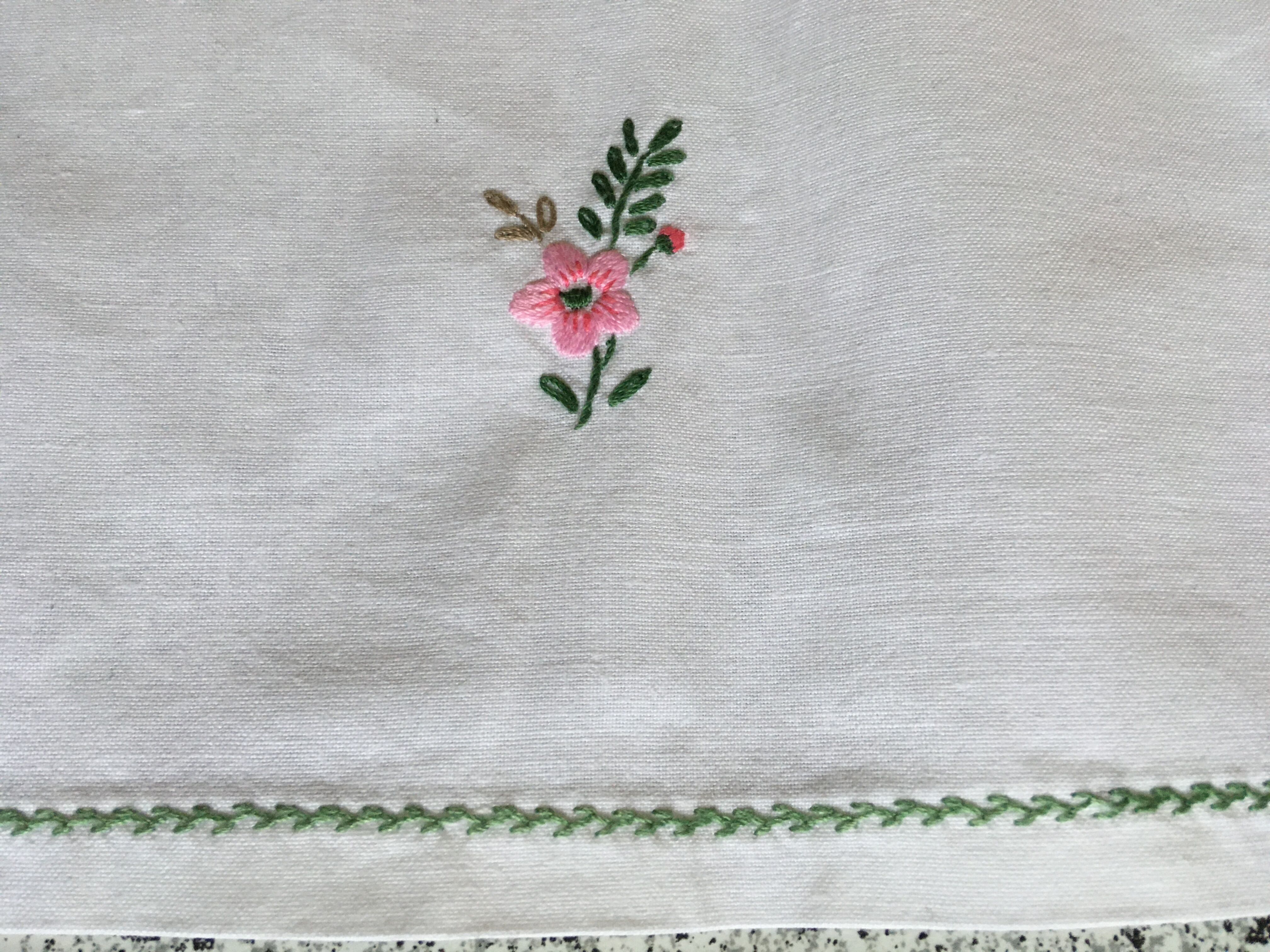 Nappe 145 x 245 brodée fleurs et 12 serviettes