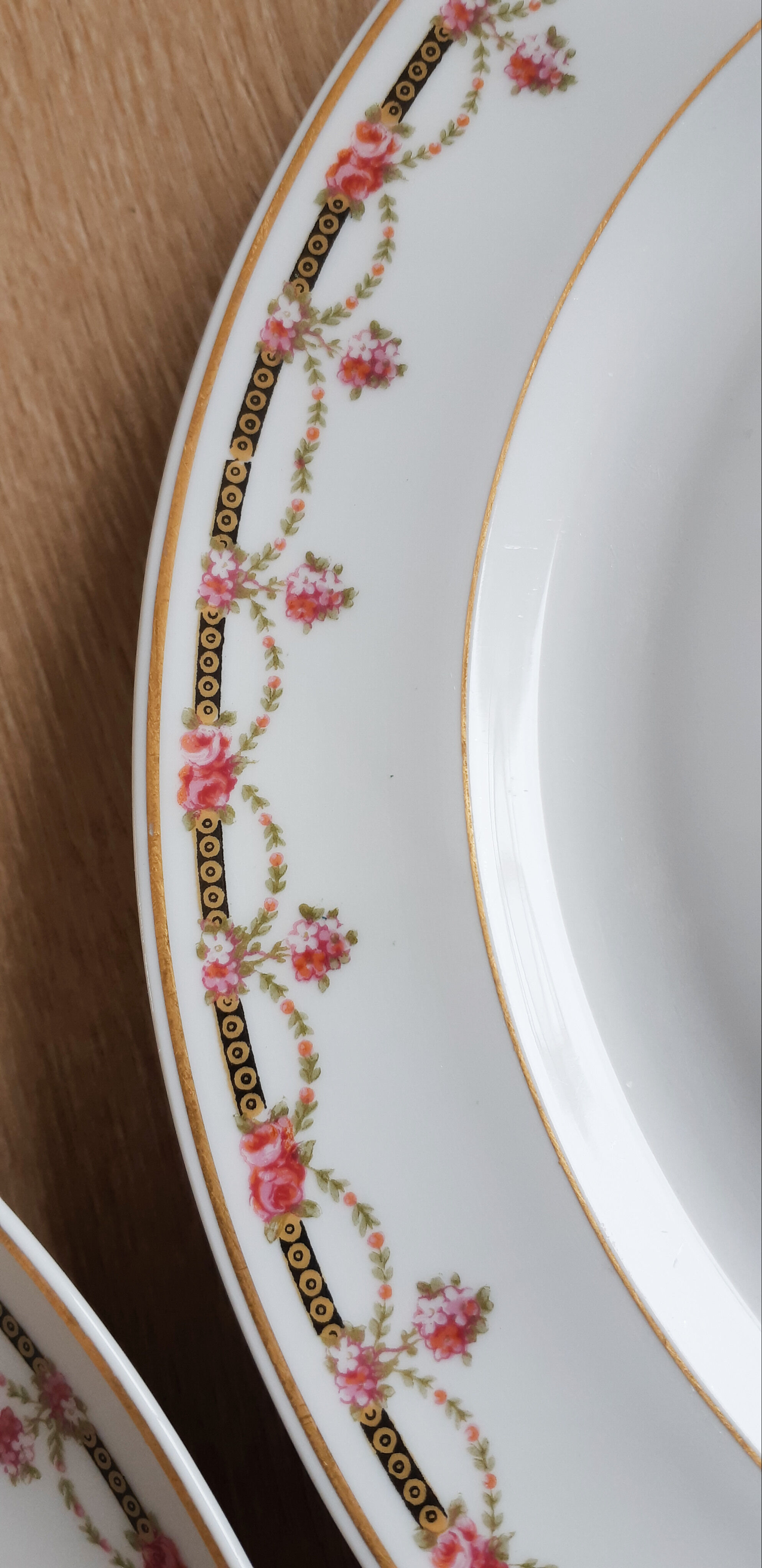 Flat plates (6) in Limoges porcelain