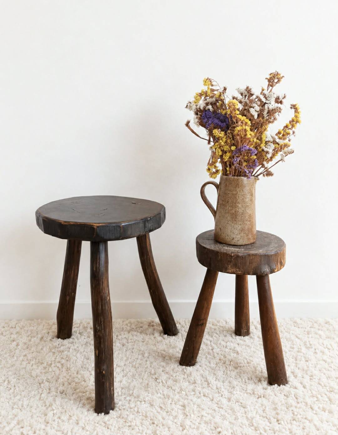 Tabouret tripode brutaliste en bois