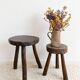 Tabouret tripode brutaliste en bois