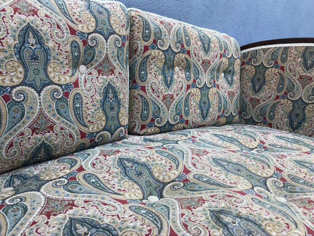 Bench reads art deco