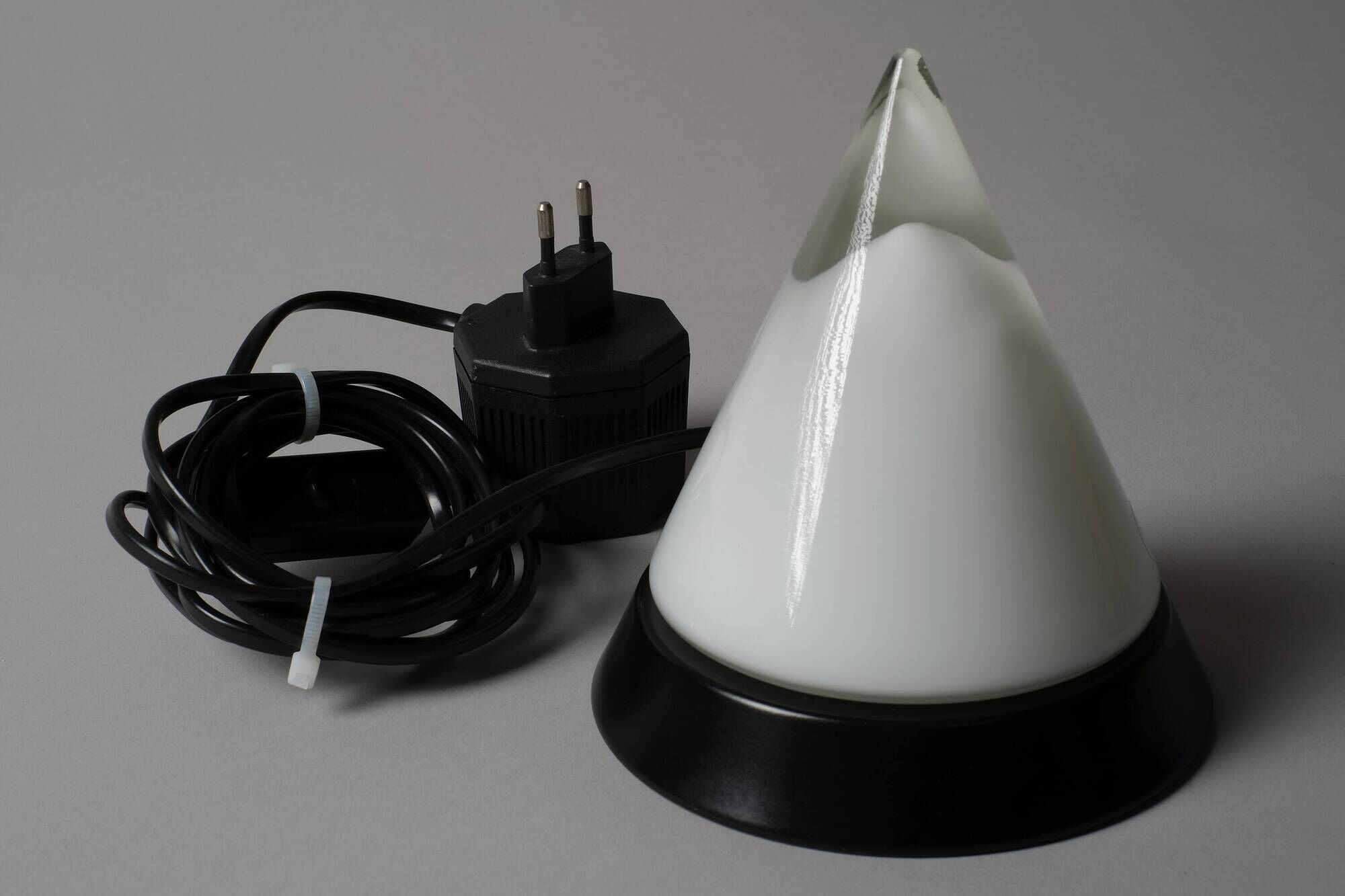 Lampe de table conique Kibo de Peill & Putzler, design postmoderne des années 1980.