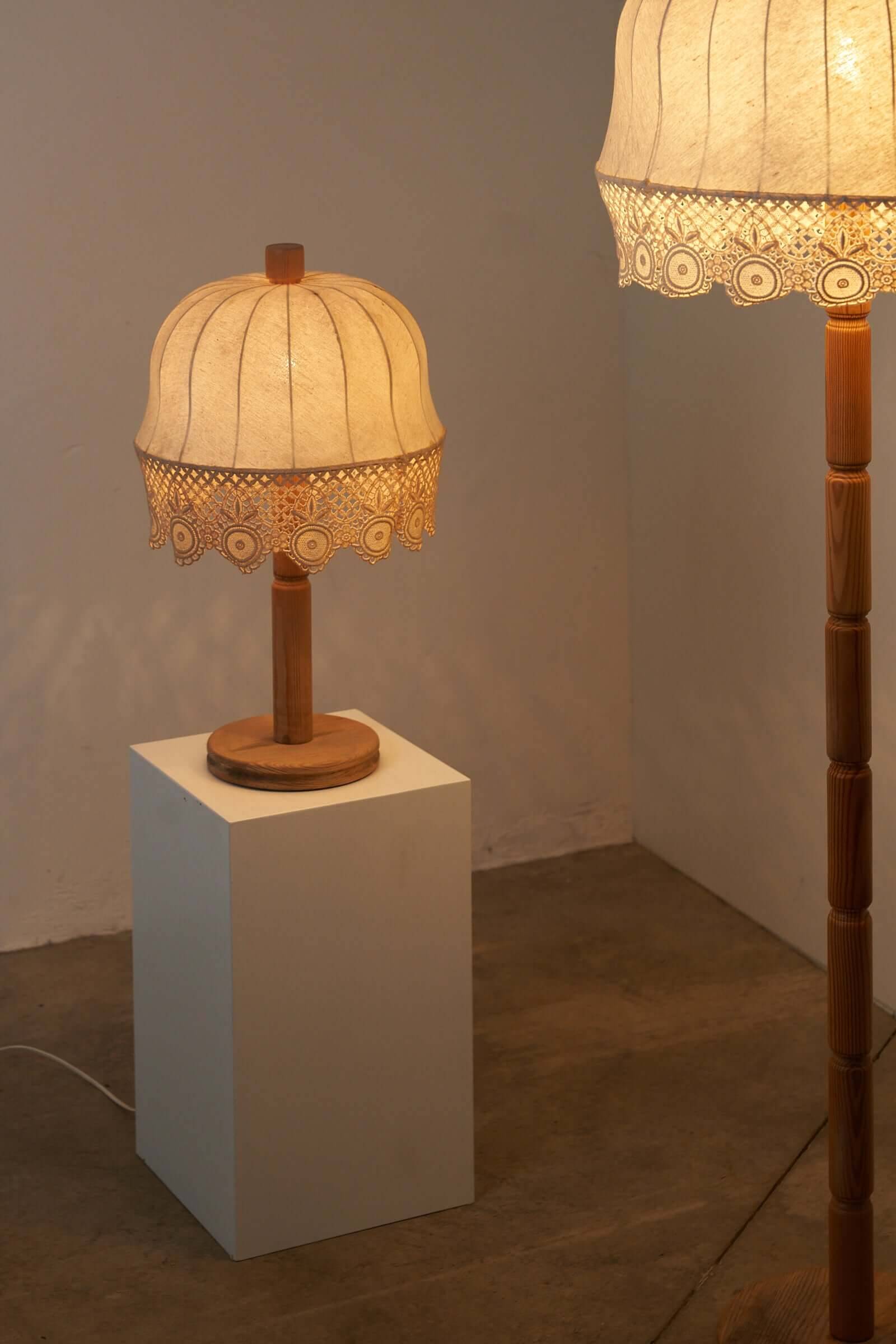 Lampe de table en bois et textile de Suède