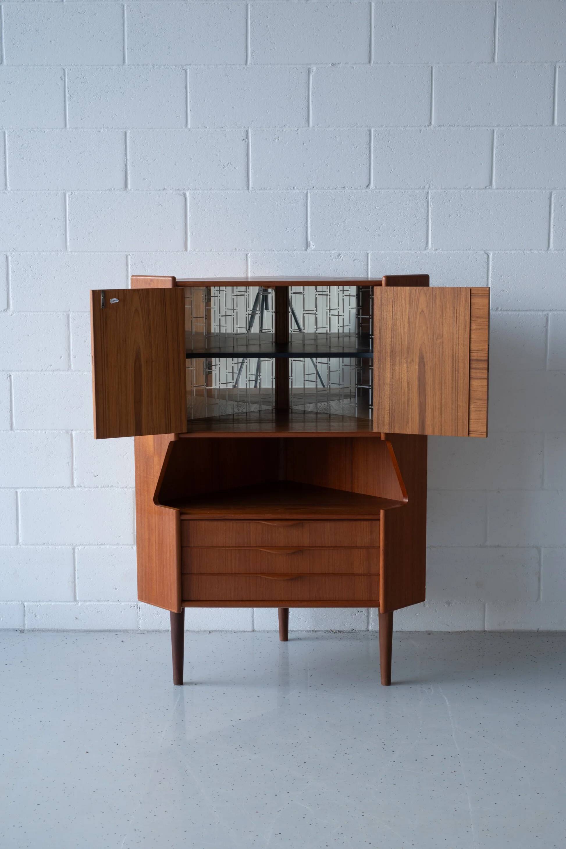 Meuble d'angle en teck avec bar