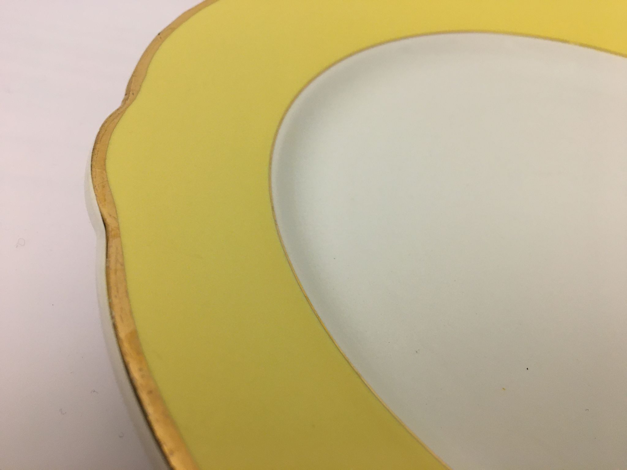 Round serving dish "K&G Lunéville Badonviller" Daffodil model