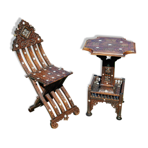 Chaise pliante et une table syriennes sculptées avec incrustations de nacre du XIXe.