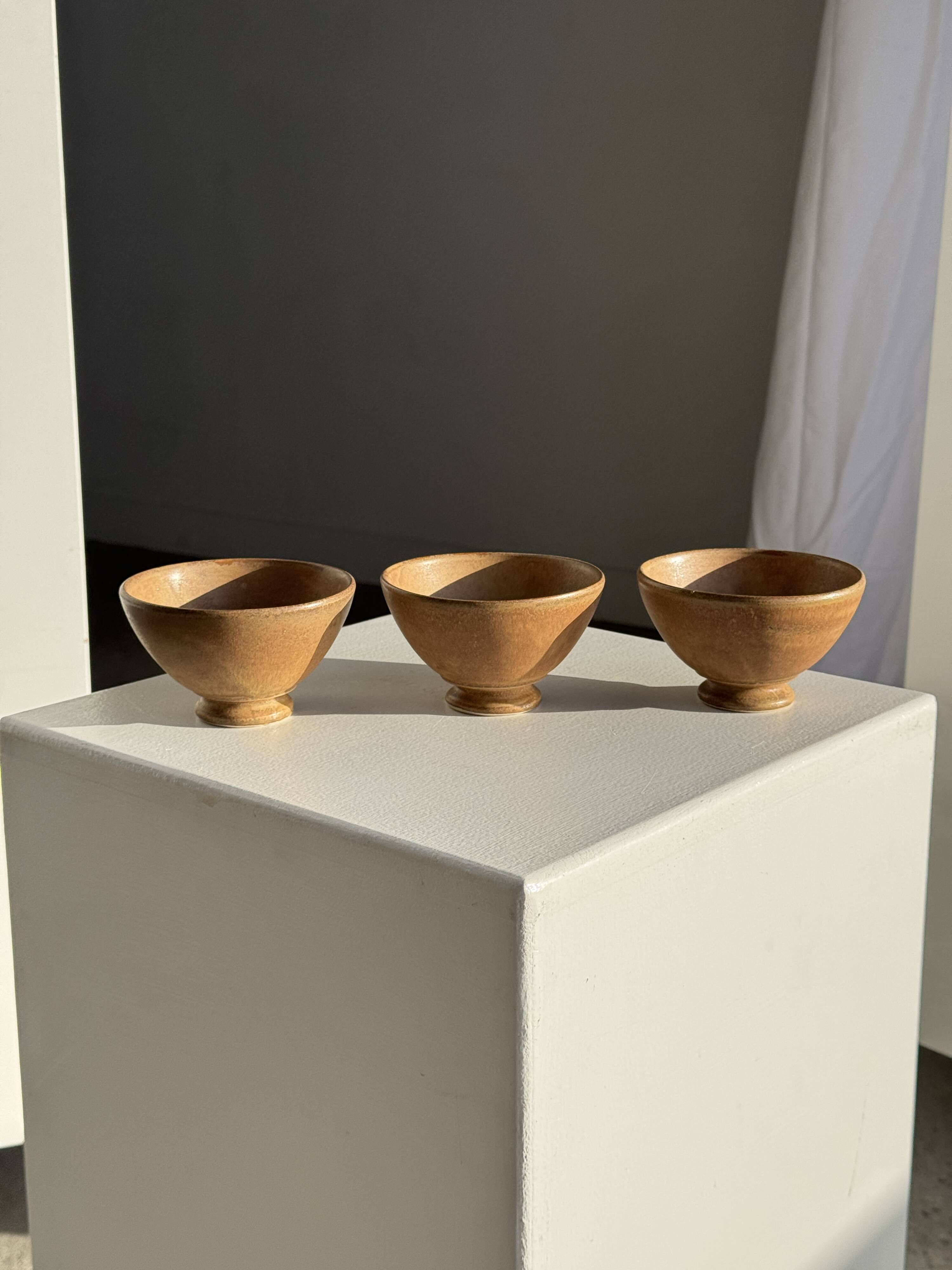 Set of 3 vintage mini bowls on foot, stoneware on pedestal H9 D10.