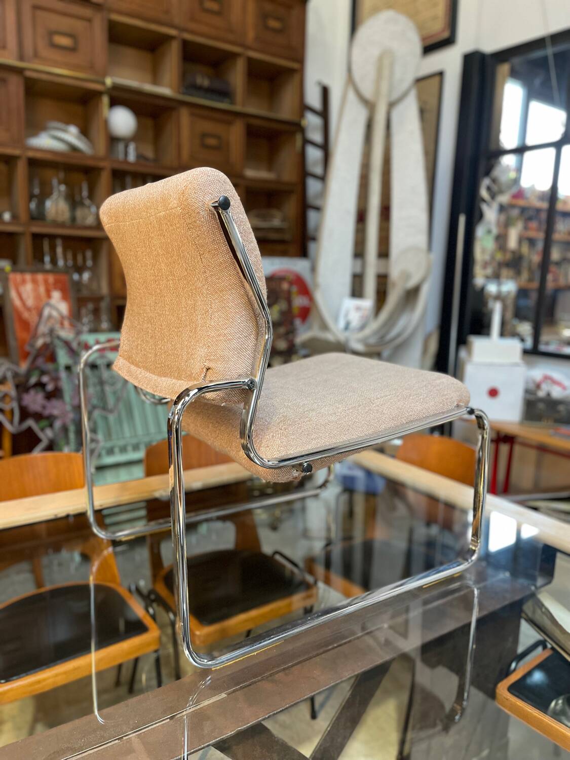 Fauteuil / chauffeuse de salon tissus et chrome Atal 1970