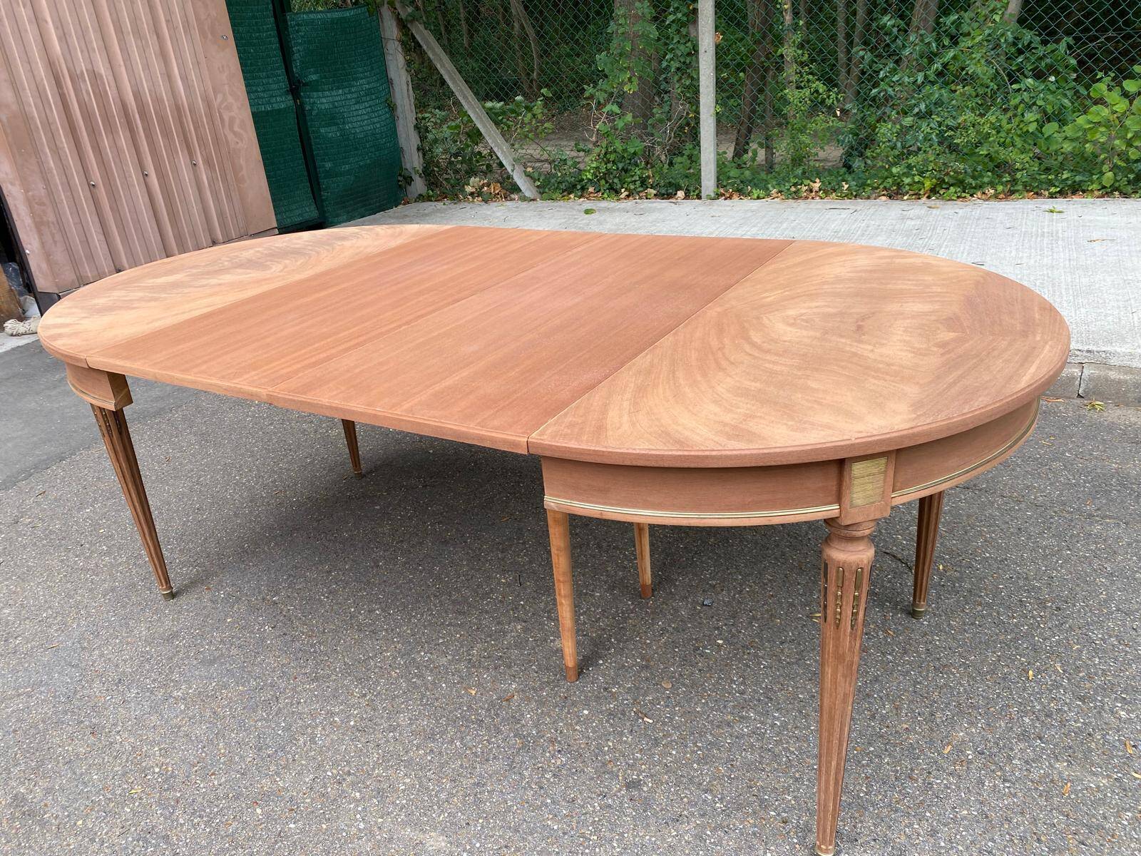 Table à manger ronde extensible Louis XVI décapée en acajou massif et laito