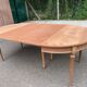 Table à manger ronde extensible Louis XVI décapée en acajou massif et laito
