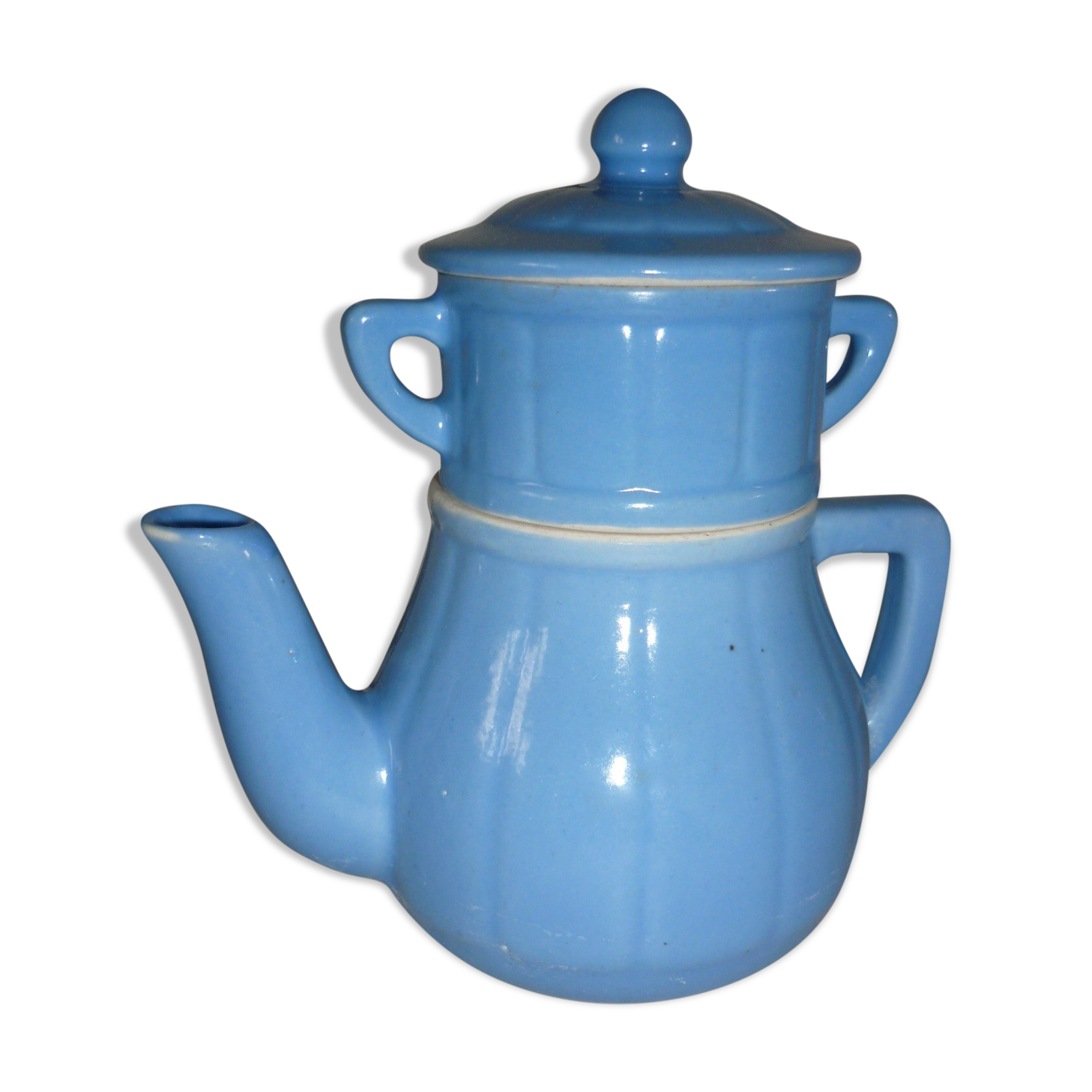 Individual coffee maker with bright blue filter