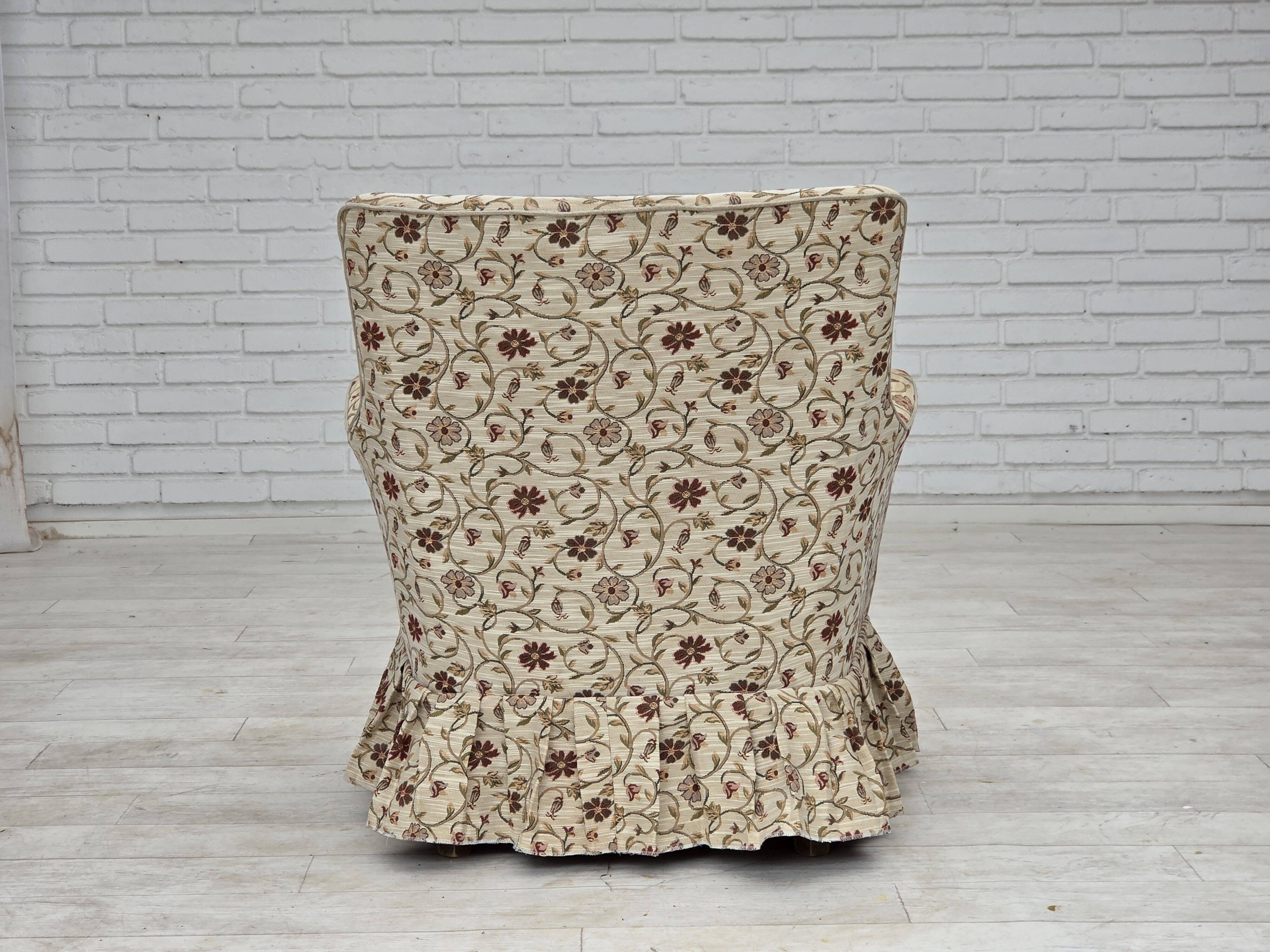 Fauteuil danois des années 1970, tissu jacquard, pieds en bois d'orme.