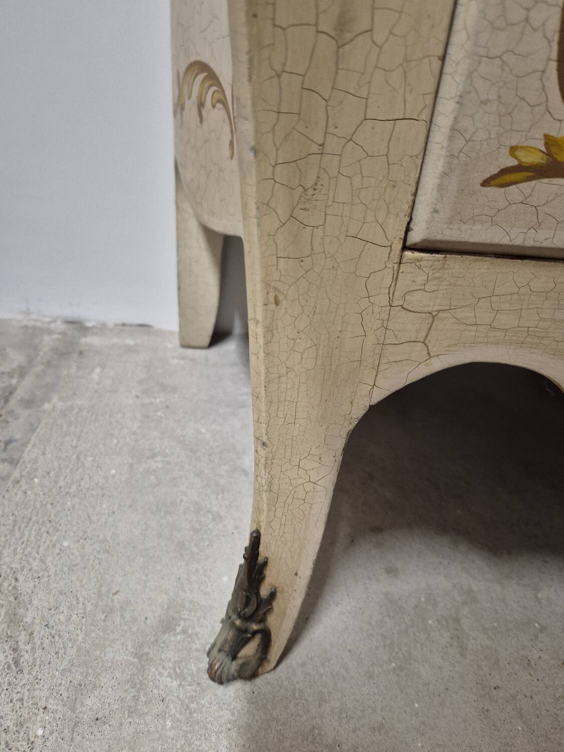 Louis XV style chest of drawers painted with flowers, Italian manufacture