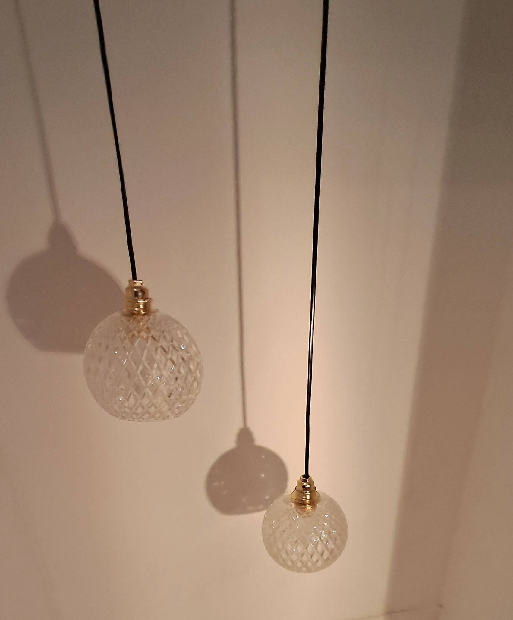Two-light pendant in a cascade of cut crystal globe