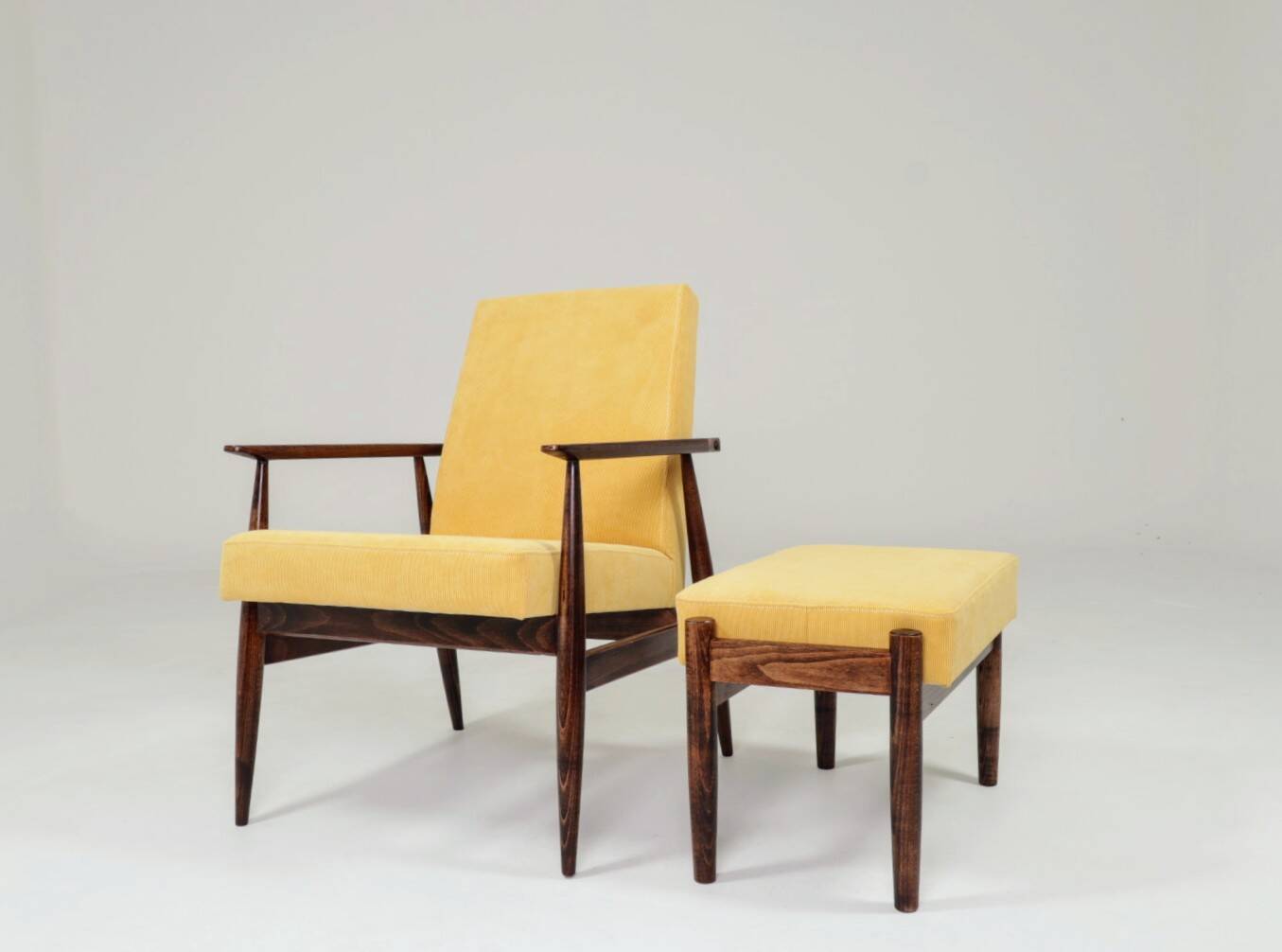 Fauteuil vintage pastel jaune velours côtelé et repose - pieds