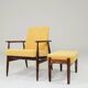 Fauteuil vintage pastel jaune velours côtelé et repose - pieds