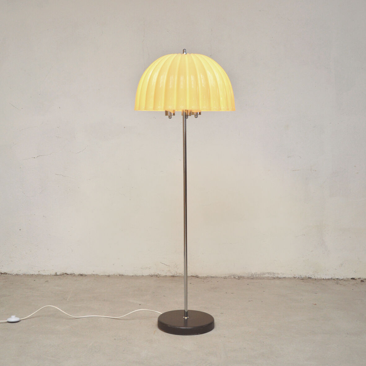 Floor lamp metal and yellow plastic, 1960