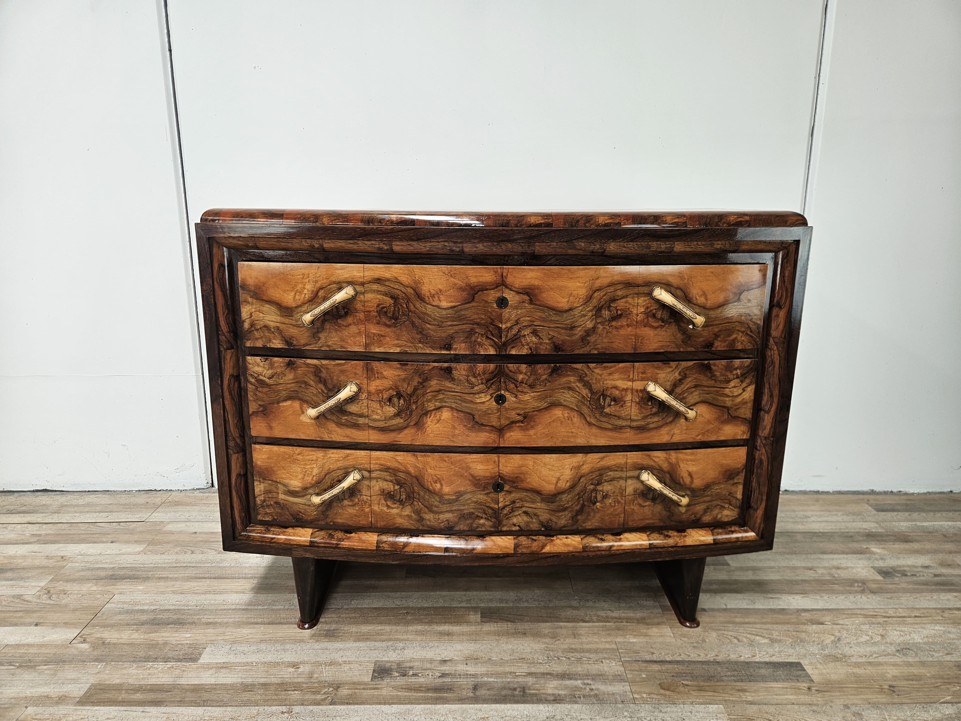 Commode Art Déco toscane des années 1940 en noyer raciné.