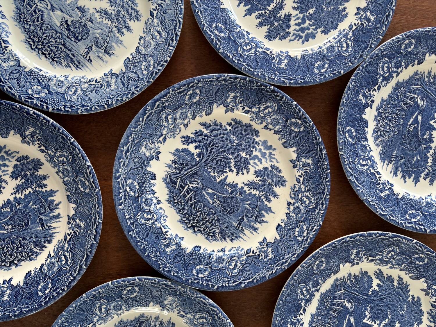 9-piece service of English plates with blue and white country decor