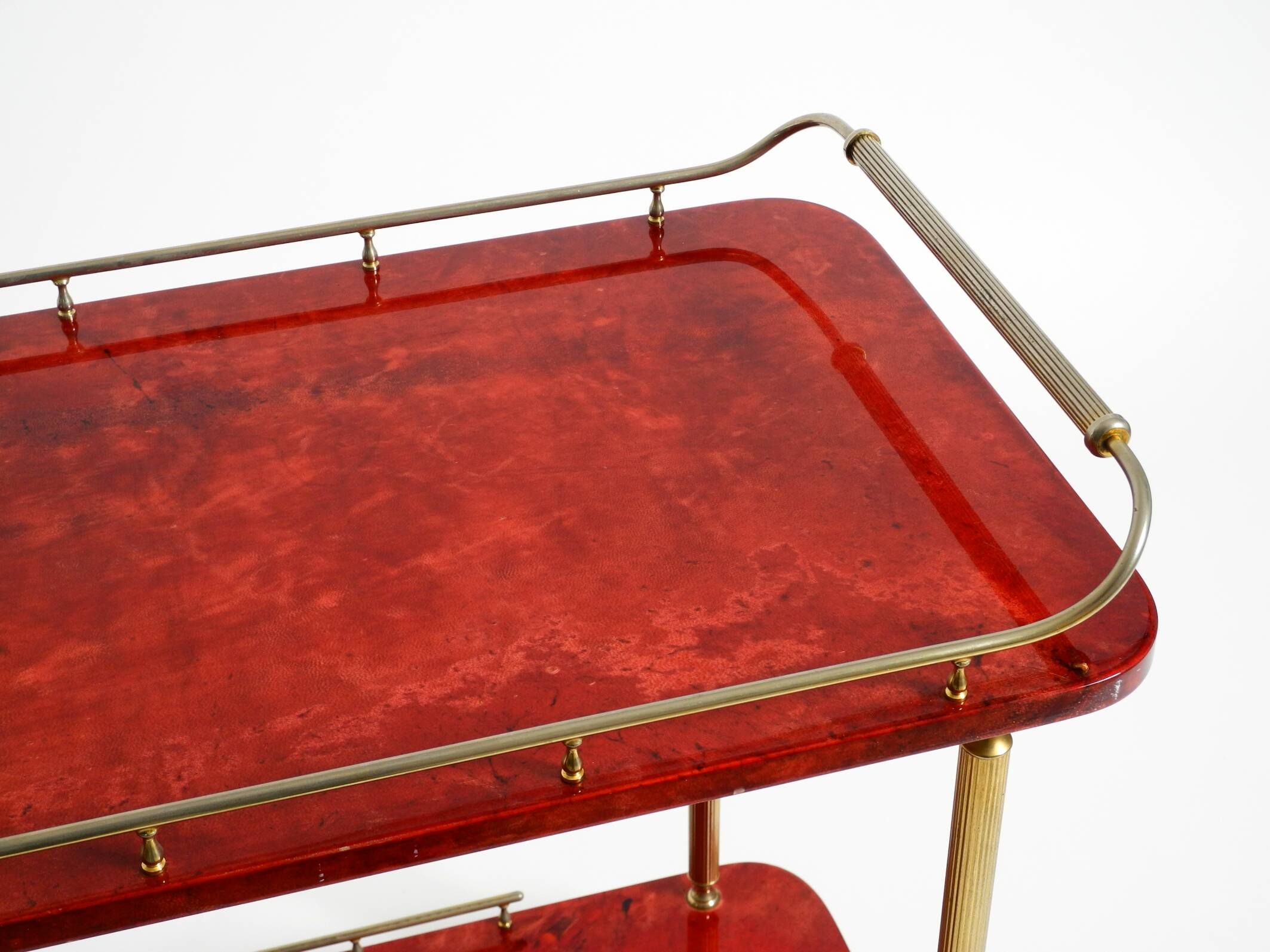Superbe grand chariot de service en peau de chèvre rouge Aldo Tura des années 1960 | Fabriqué en Italie