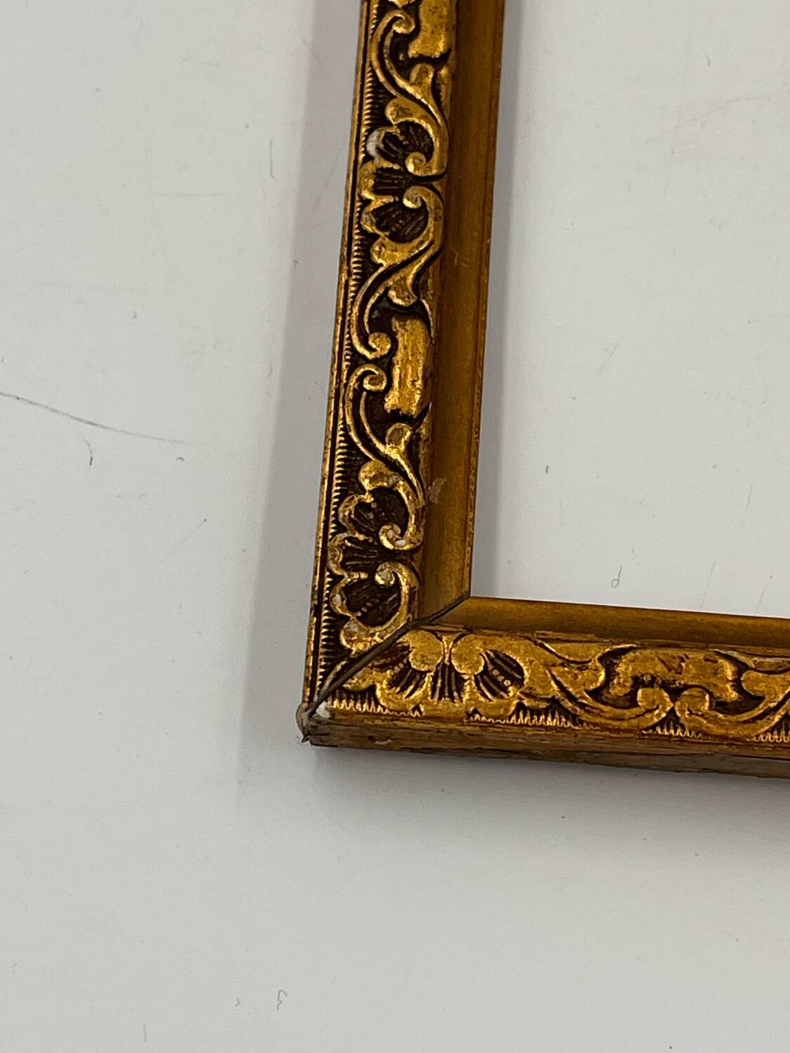 Set of 4 gold frames