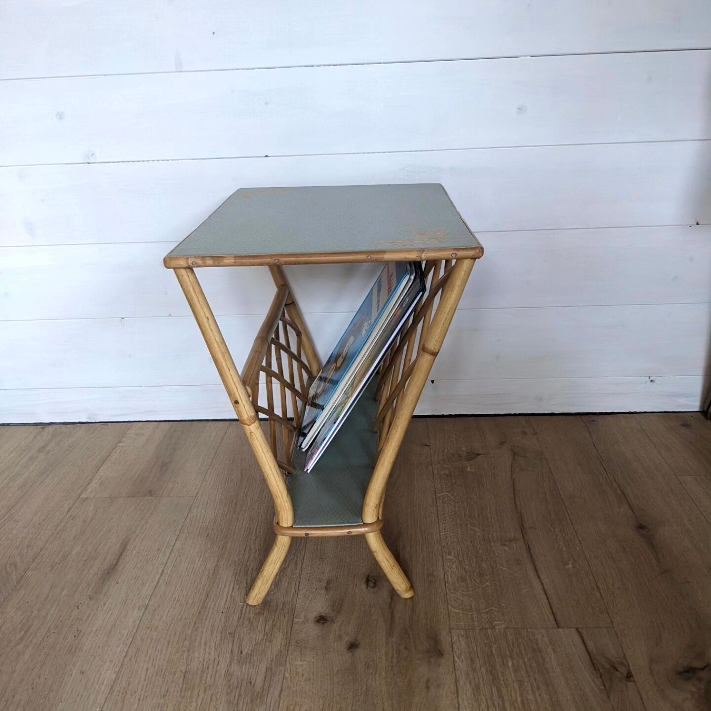 Porte-revue vintage en rotin, tablette vert sauge