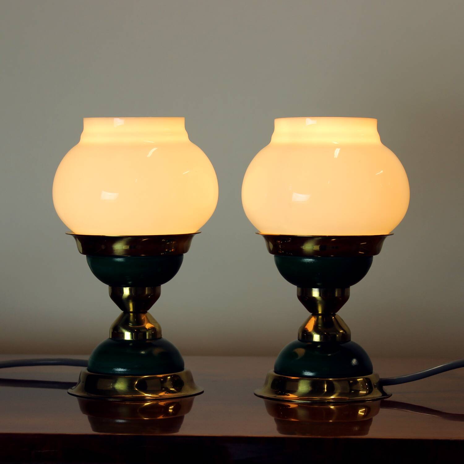 Suite de lampes de table en verre opalin et laiton, Tchécoslovaquie 1955