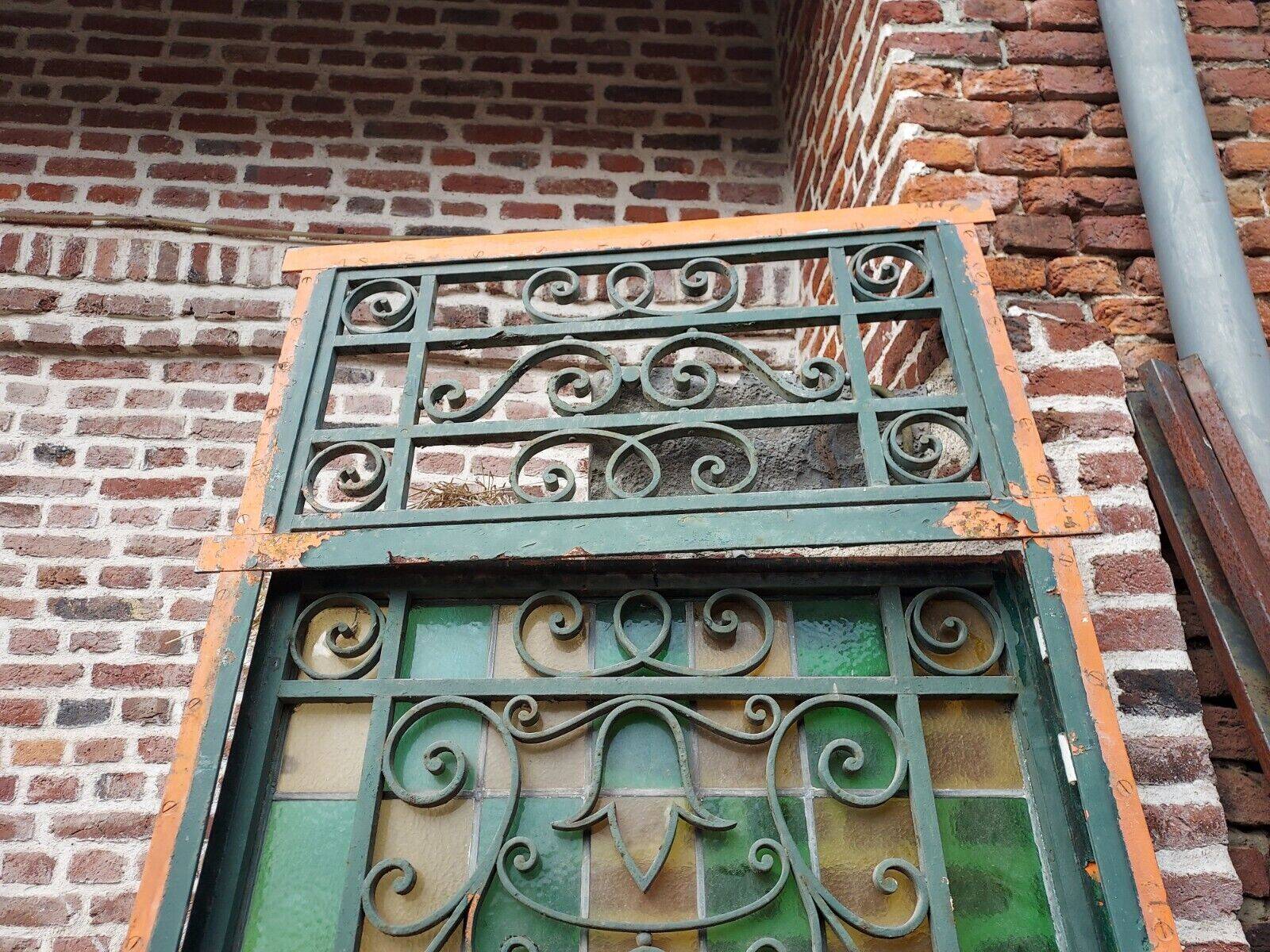 porte d'entrée en fer forgé avec des vitraux