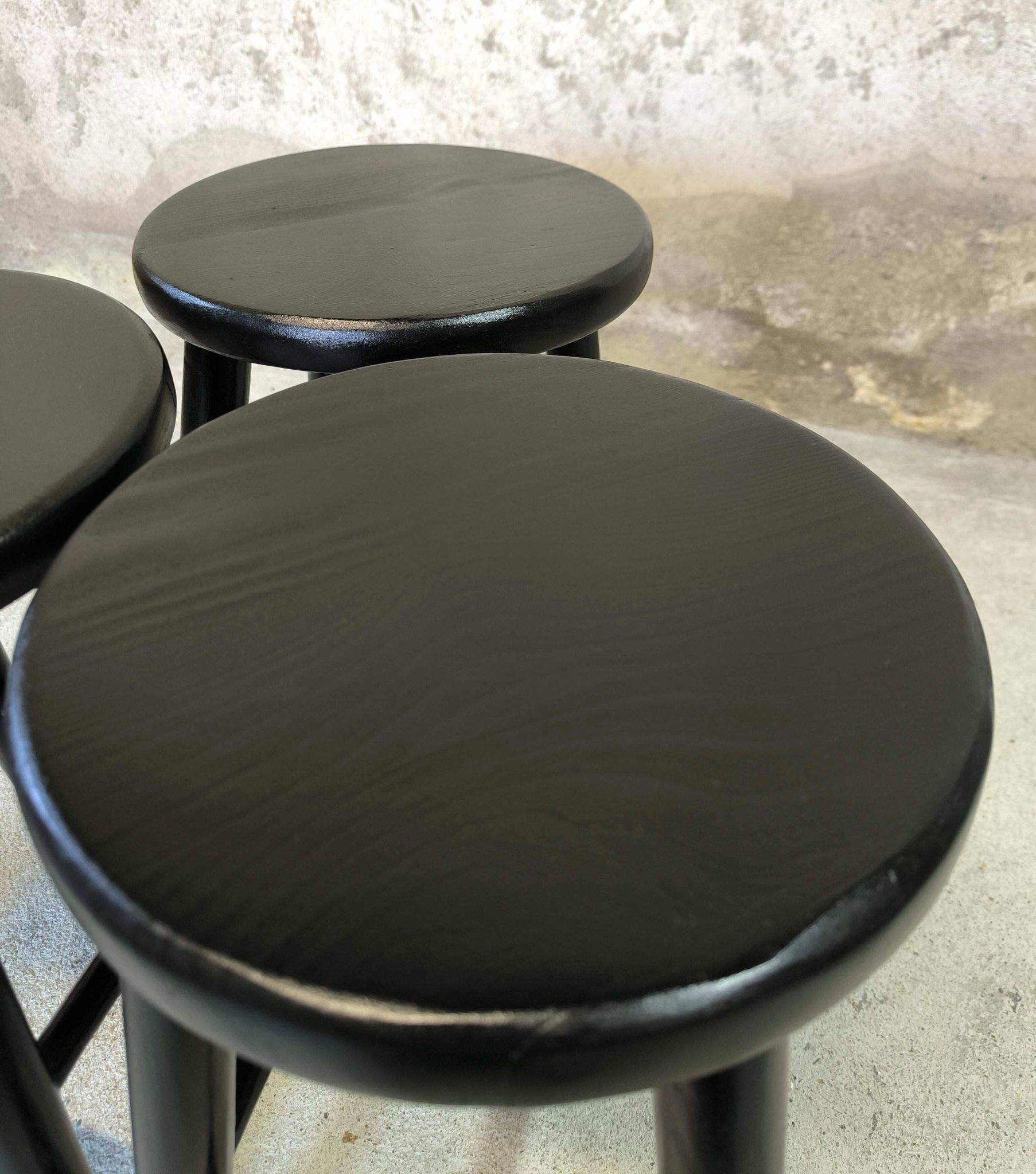 Ensemble de trois tabouret vintage en bois laqué noir.