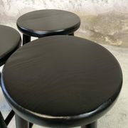 Ensemble de trois tabouret vintage en bois laqué noir.