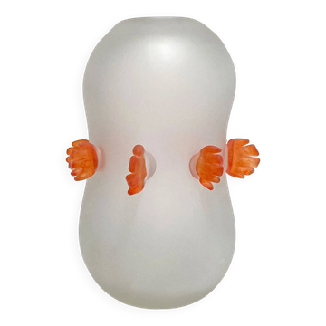 Vase à mains rouges