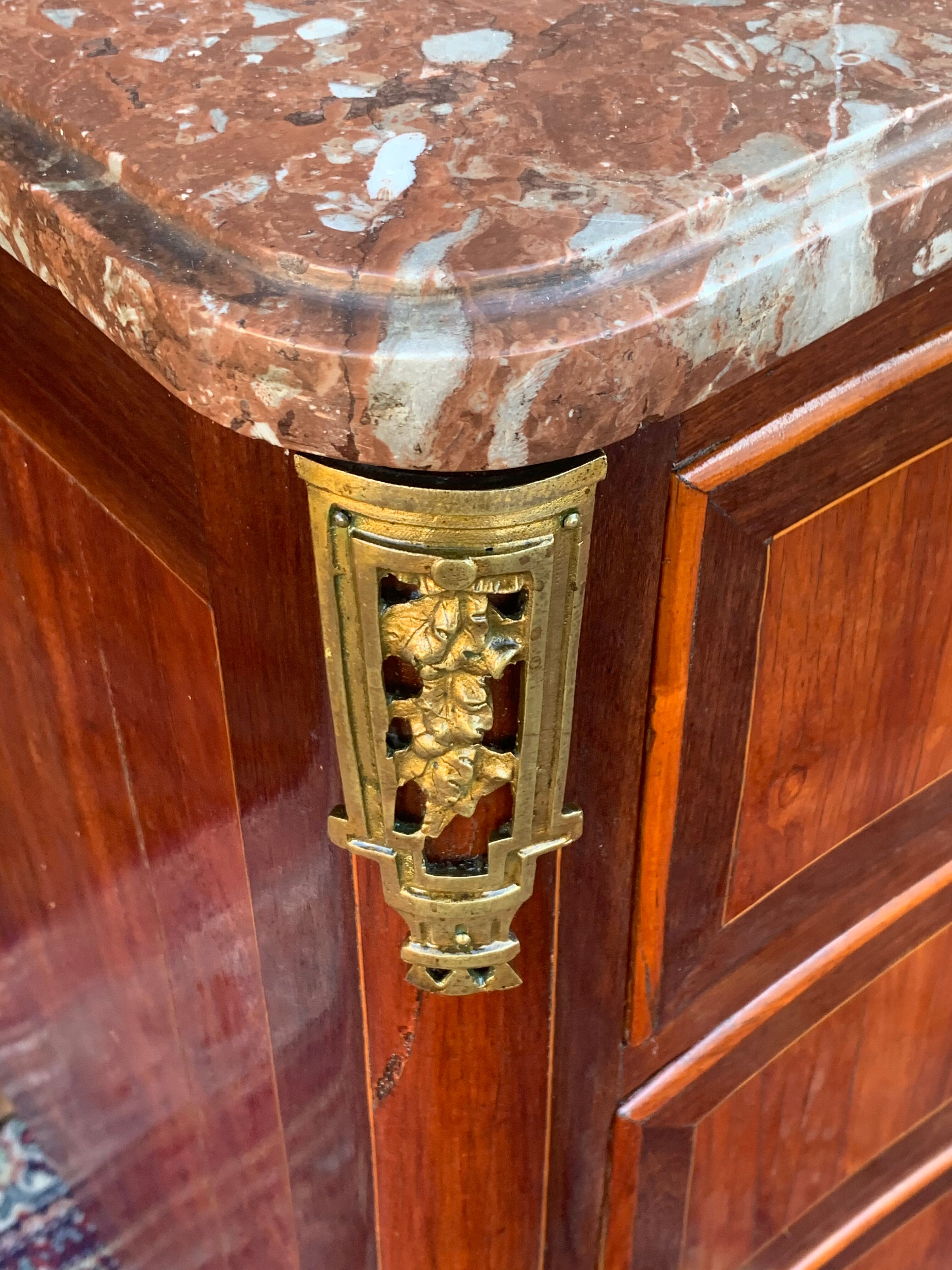 Commode galbée en marqueterie d’époque transition