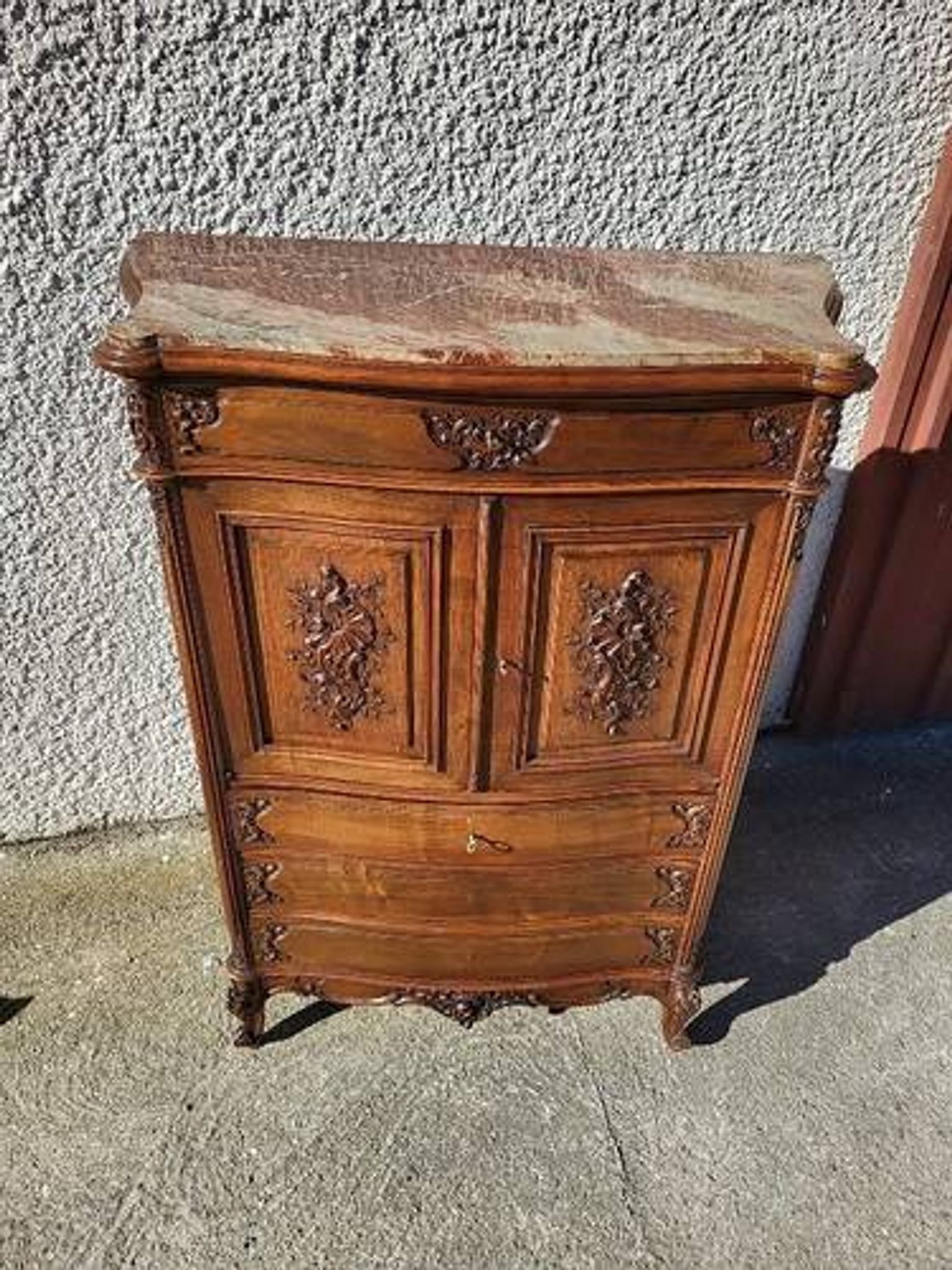 Meuble cabinet rocaille en noyer