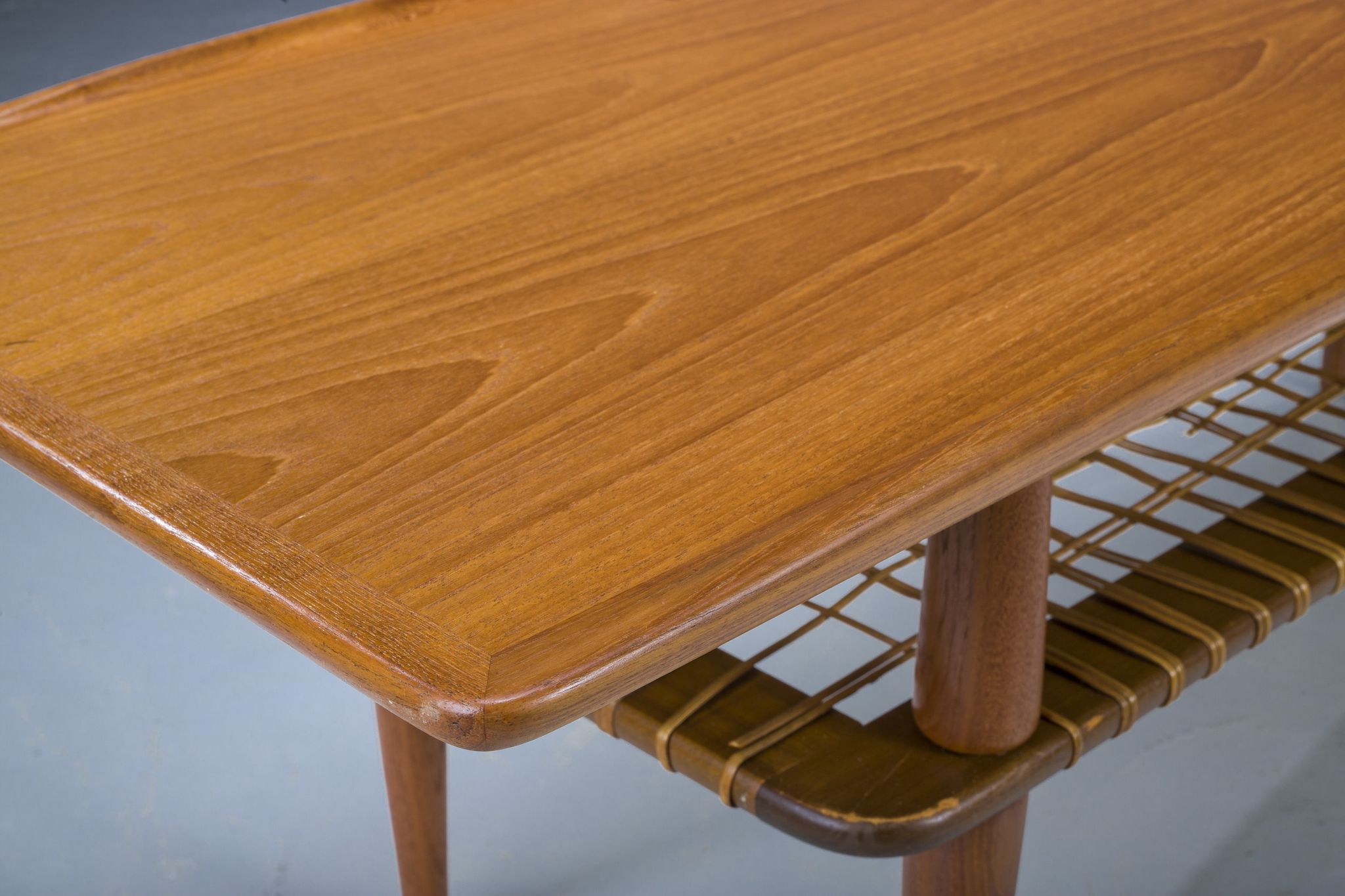 Table basse mid-century en teck et rotin