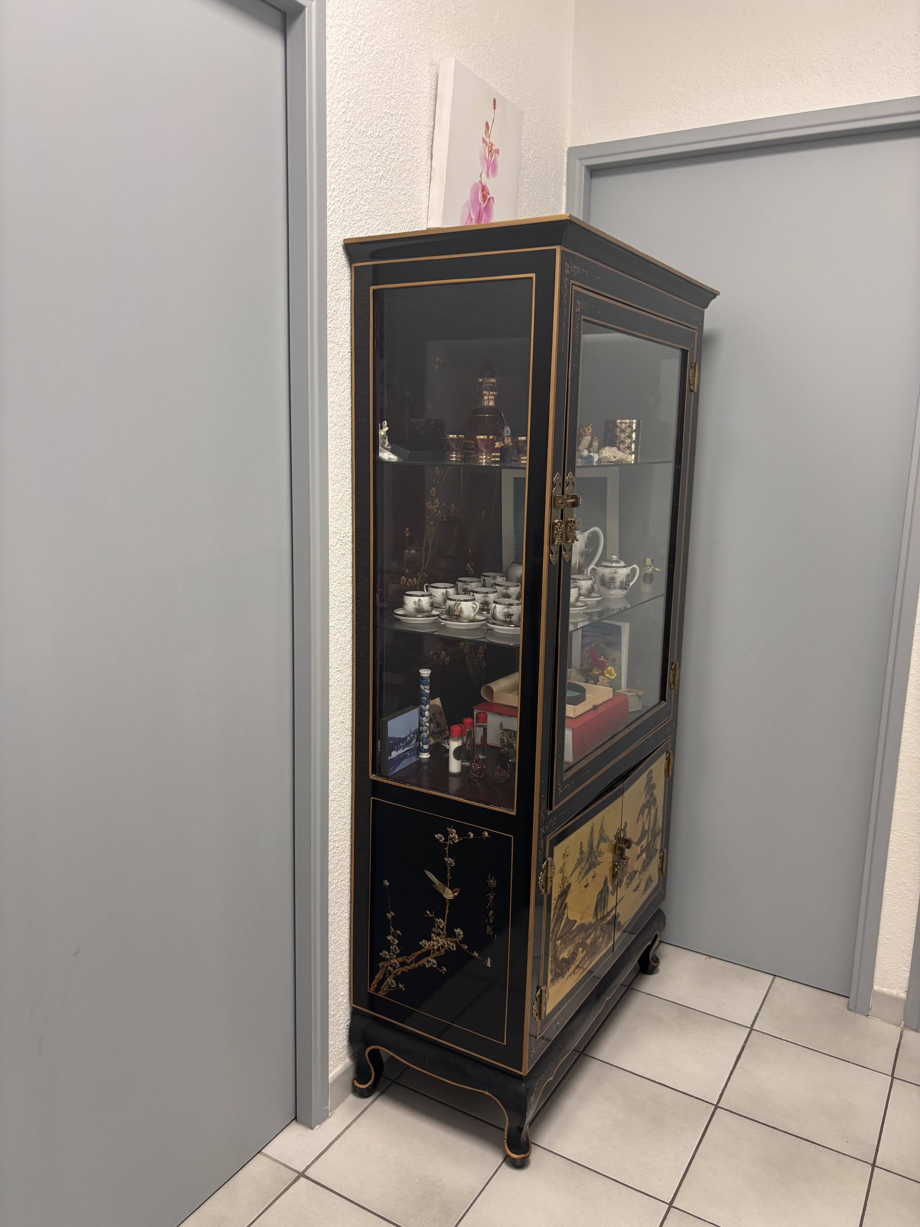 Large Asian Showcase in Black and Gold Lacquer - Display Cabinet