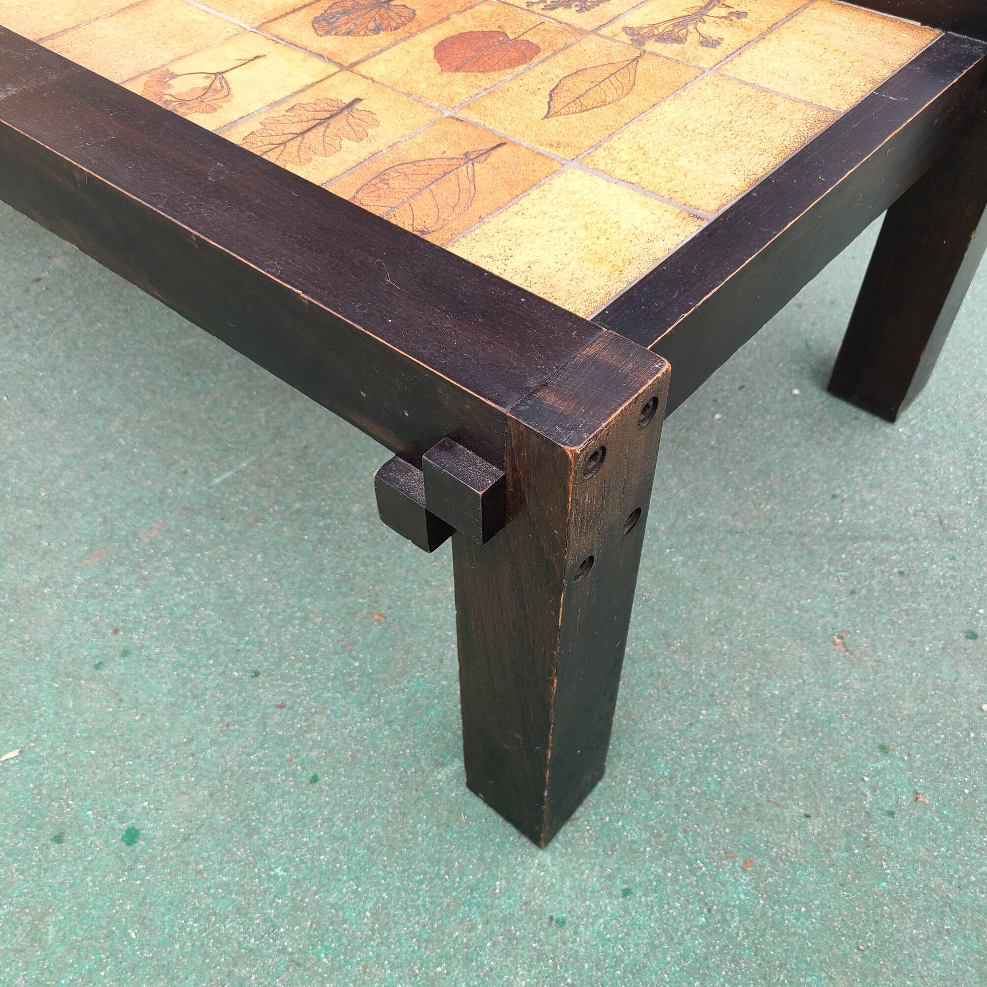 Coffee table with ceramic foliage decor