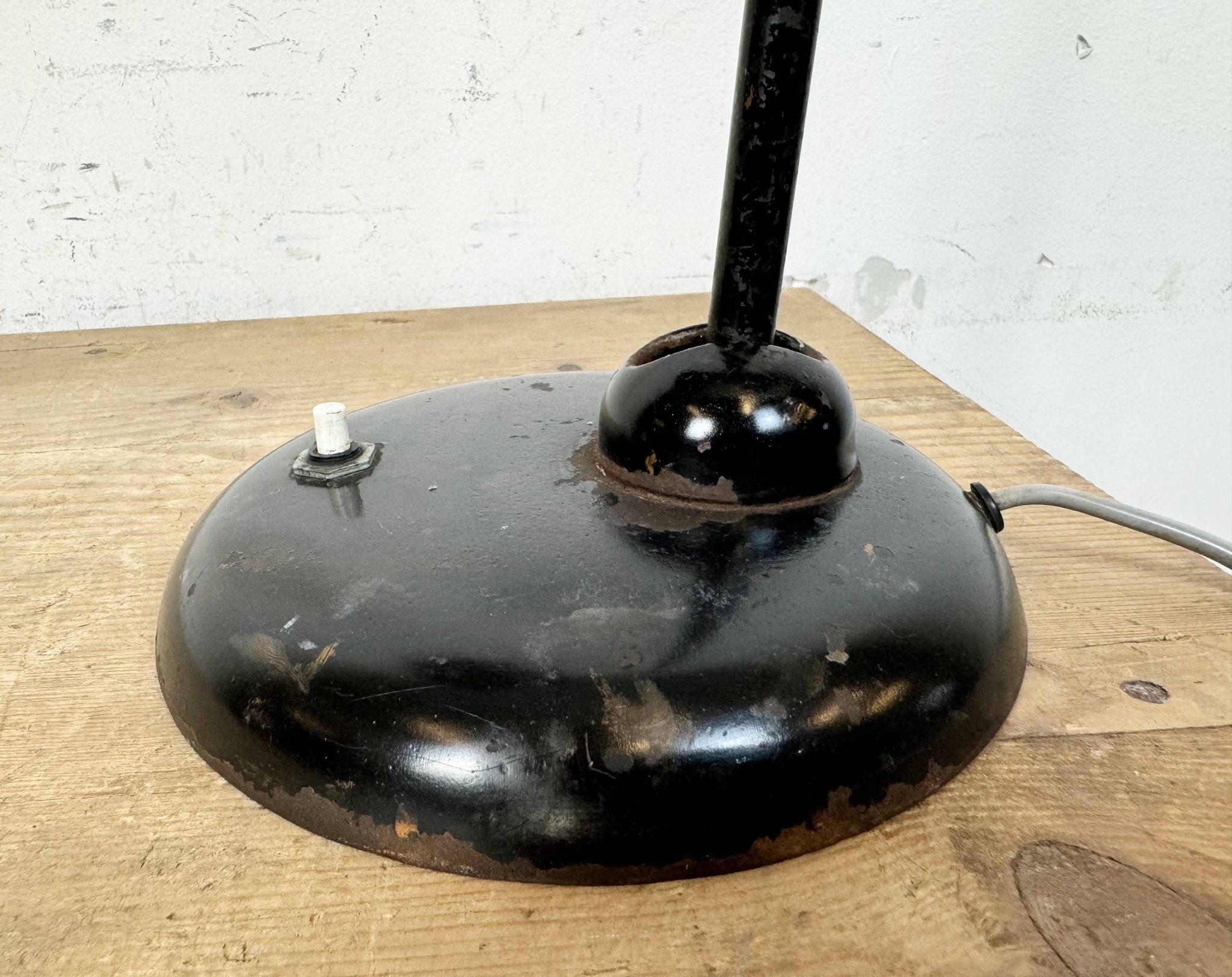 Lampe de table industrielle Bauhaus noire, années 1930