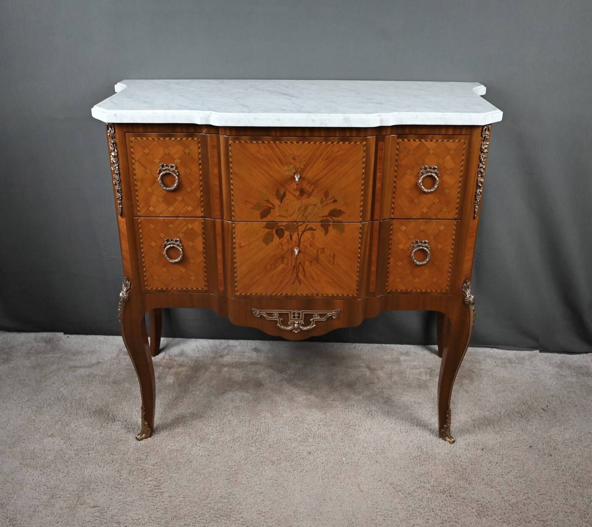Commode sauteuse en marqueterie, style Transition Louis XV - Louis XVI – milieu XXe