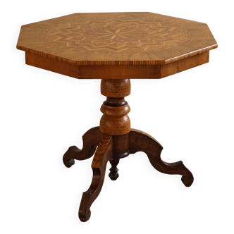 Danish Art Deco octagonal side table in birch with an inlaid top, 1940s.