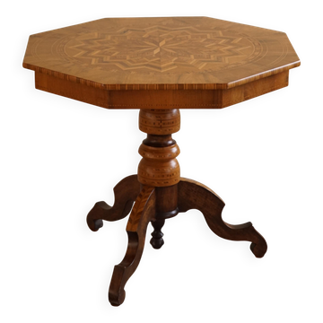 Danish Art Deco octagonal side table in birch with an inlaid top, 1940s.
