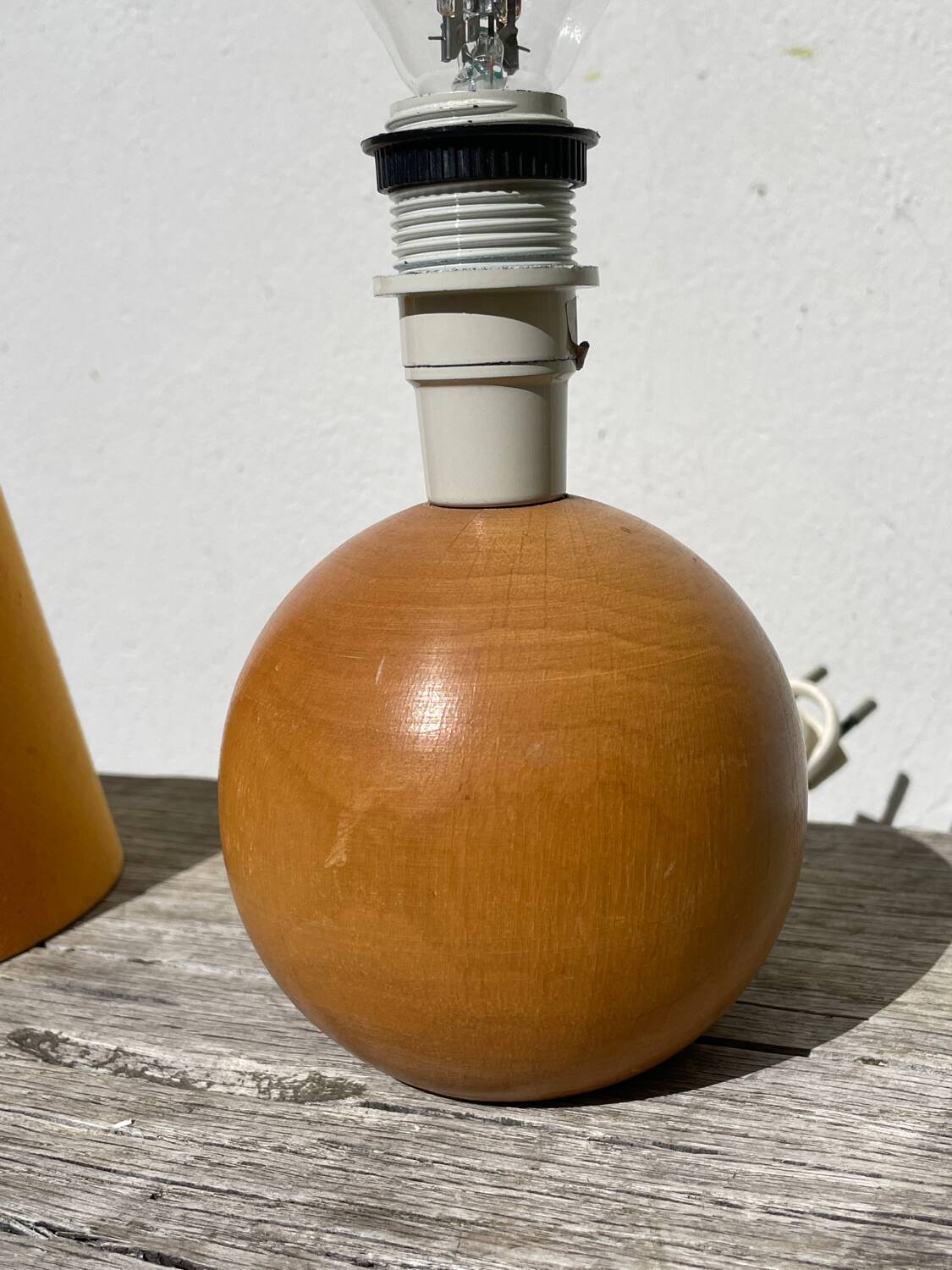 Lampe boule en bois tourné jaune 1980