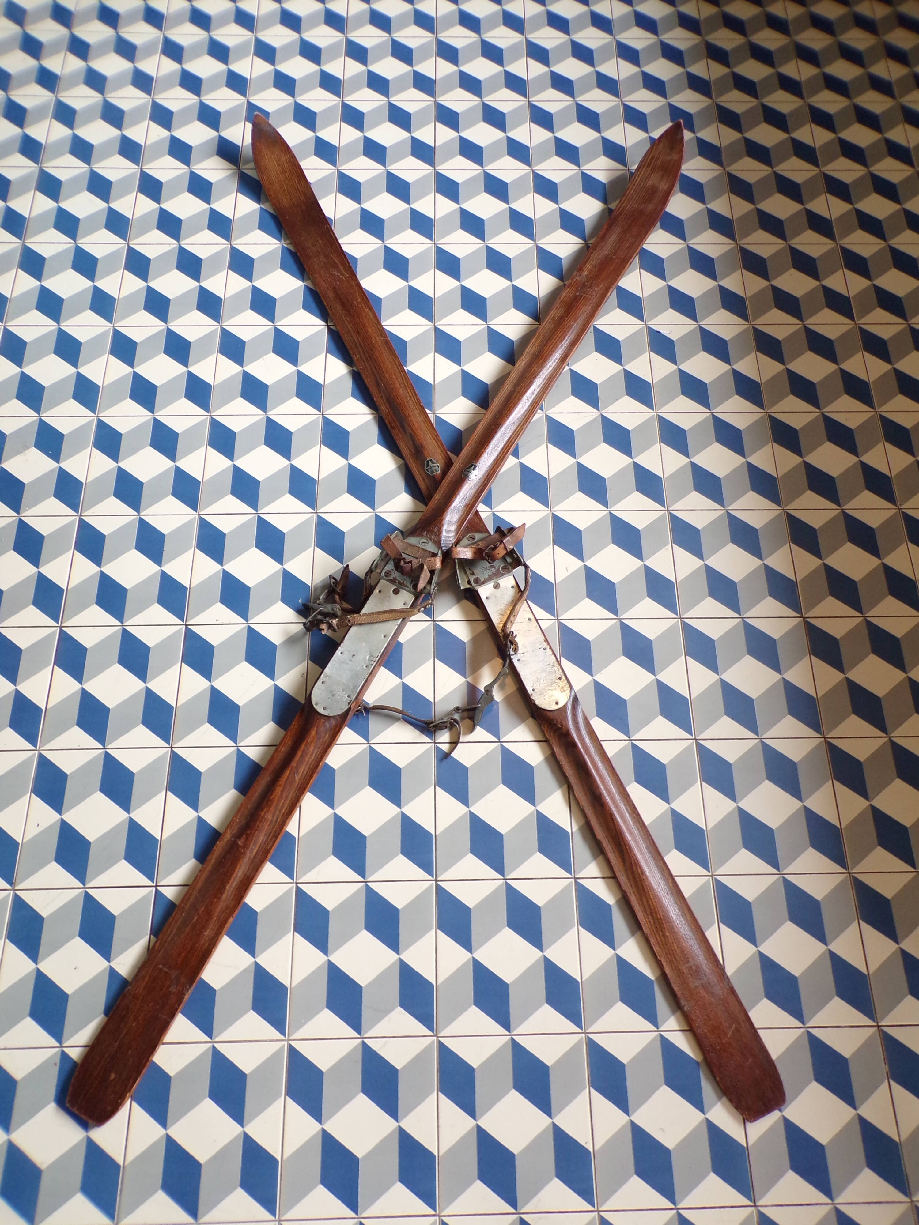 Paire skis anciens en bois 198cm