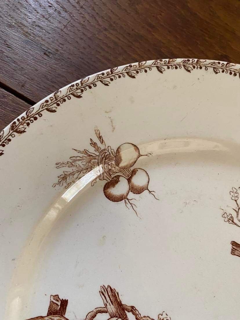 Plat rond terre de fer sépia.