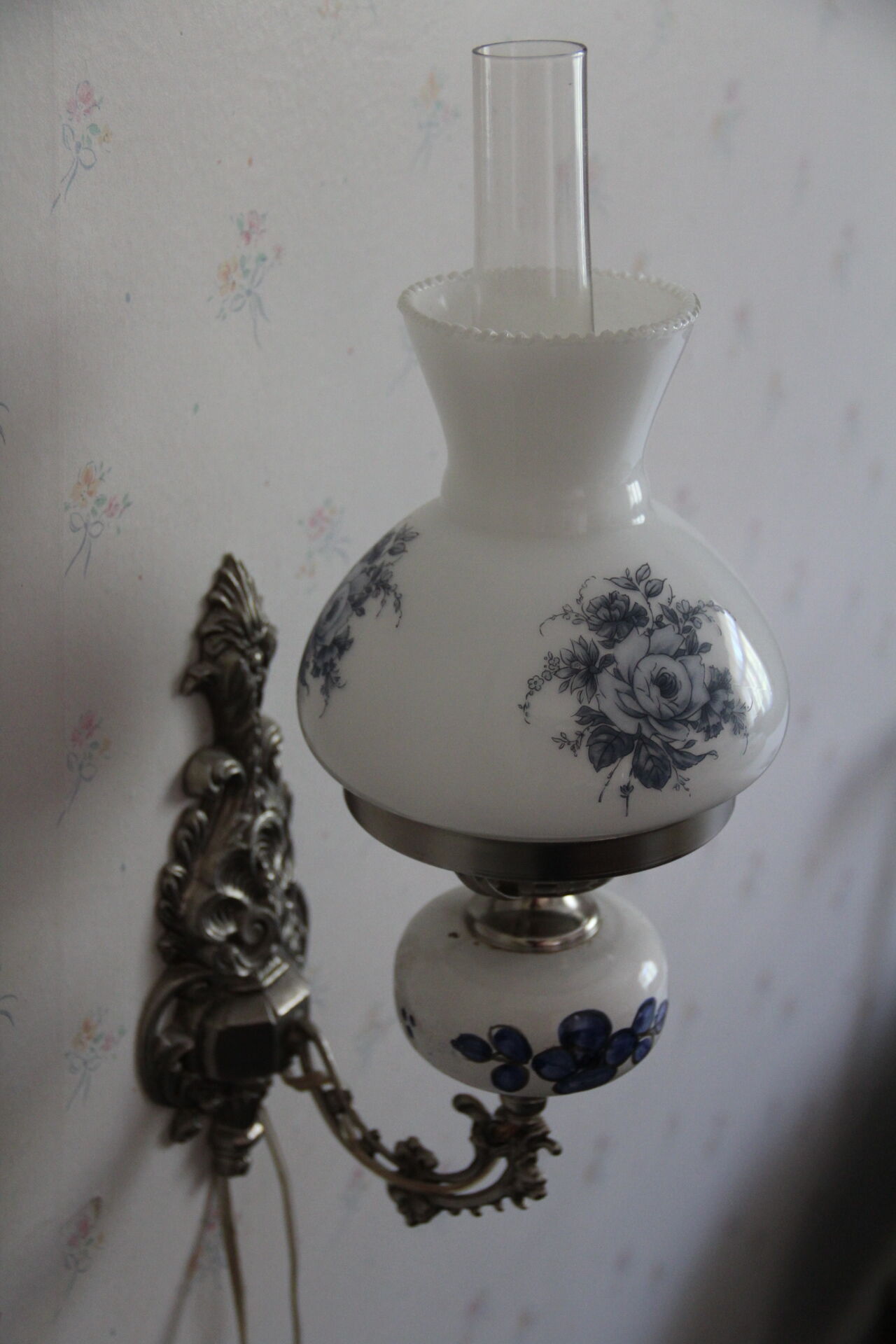 Bedside lamp with wall mounting and floral décor