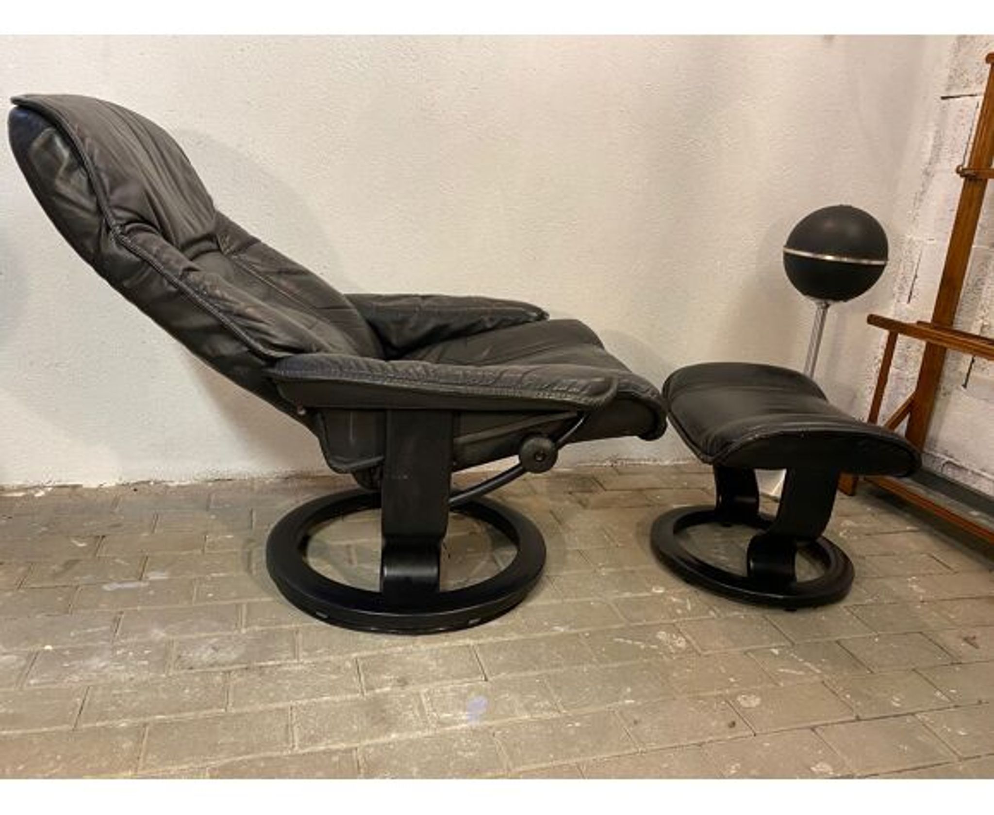 Armchair relaxation leather & footrest Stressless model Ekornes vintage 1980